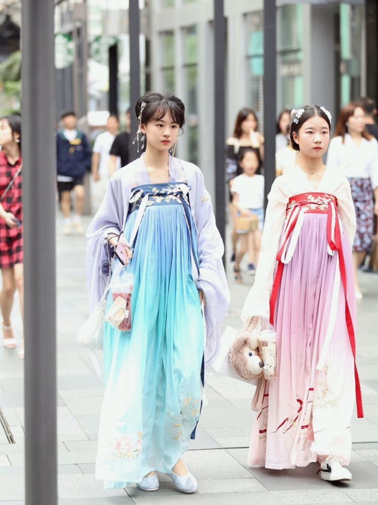 街边的汉服小姐姐太有仙气了吧好像是从画中走出来的
