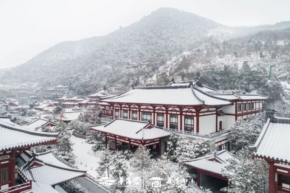 寒冷的冬季,大雪如约而至,华清宫内的雪景一定是值得所有人欣赏,下过