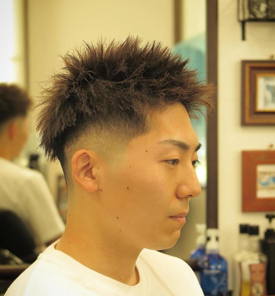 顶区头发我们可以修剪出层次,打成碎发的状态,蓬松又自然,染上时尚的