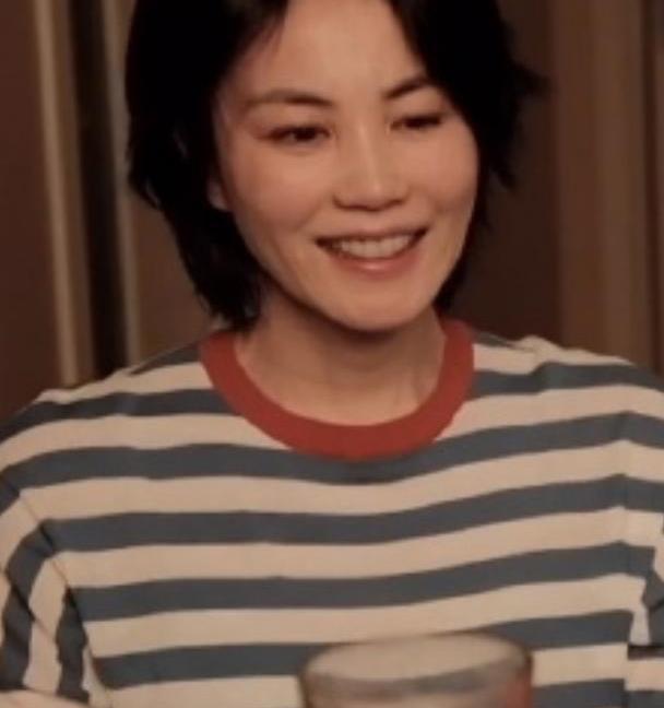 王菲深夜做头发,素颜都油的发光,戴墨镜看脸和额头也有50多了!