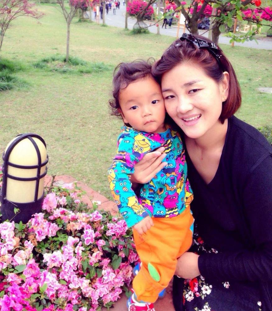 降央卓玛和儿子降央卓玛的母亲不在了,她就把婆婆当成妈妈对待.