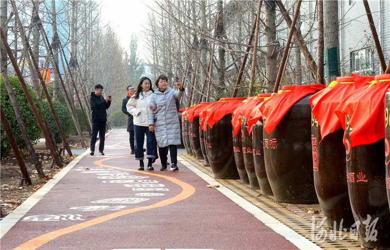 2020年11月21日 游客在河北邯郸丛台酒业股份有限公司丛台百年游步道