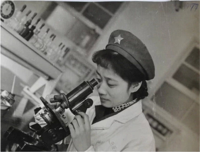 70年代解放军老照片:图2女兵好青涩,最后一张女护士简直太美