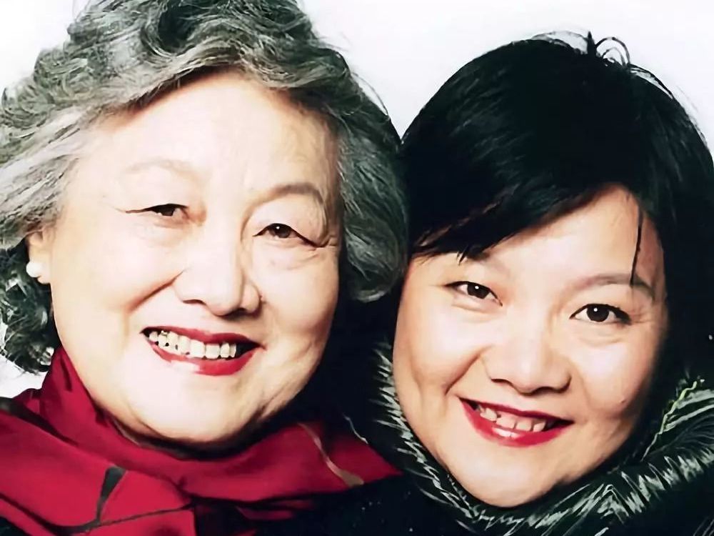 从导演陈凯歌到设计师杨小平,洪晃的四段婚姻,每一次都爱得洒脱