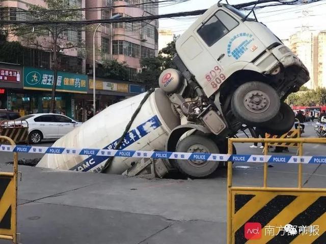 早上7点55分,记者来到现场看到,发生地陷的位置位于棠安路与棠德西横