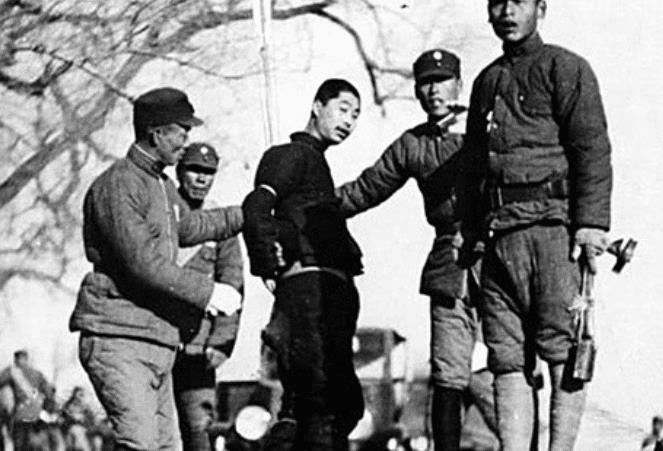 罕见老照片:民国时期处决死刑犯现场,贩运毒品犯人表情狰狞!