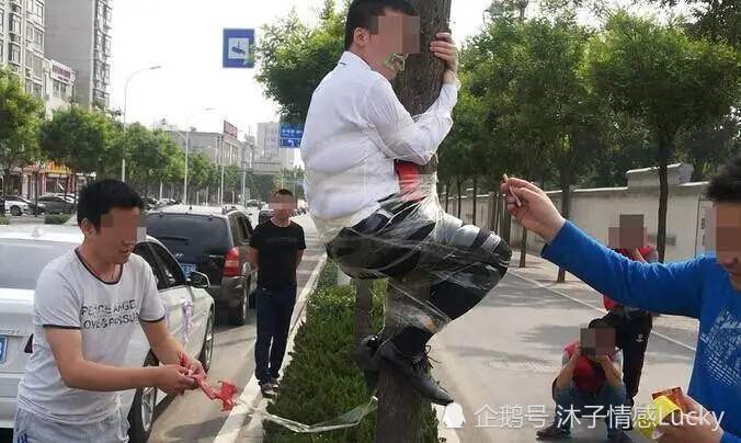 儿媳点烟,新郎绑树上,开伴娘玩笑,婚礼习俗变了味,让人难堪
