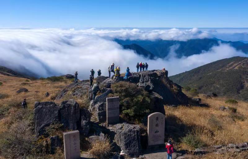 科考队伍到达武夷山主峰——海拔2160.8米的黄岗山顶.摄影 黄海