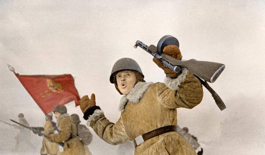 1943年1月1日,苏联士兵在列宁格勒围城期间冲锋陷阵
