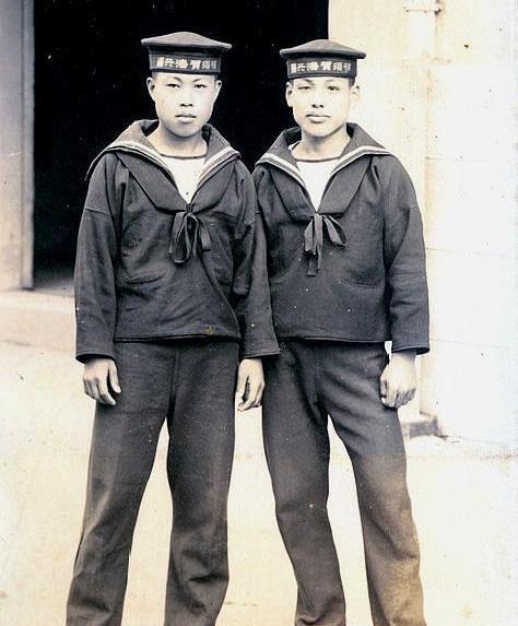 日本海军老照片小个不高但仔细看帽子上写的字让人憎恨