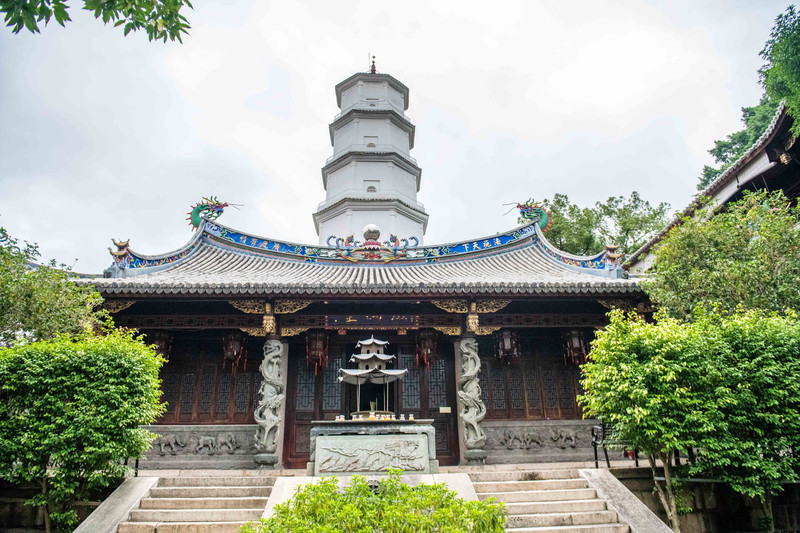 山上怪石嶙峋,林木参天,景色秀丽,名胜古迹众多,有24景,如九日台,小