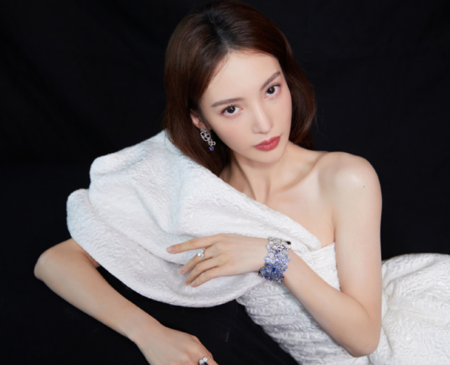 金晨为了秀腿放大招!双腿交叉成90度,柔韧度不好可真做不来