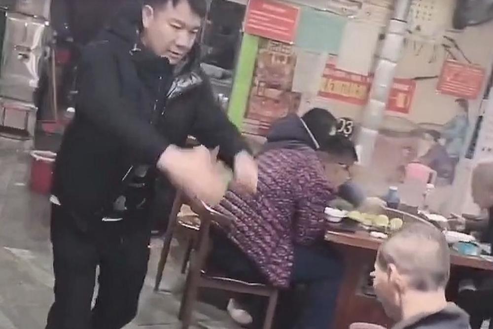 老总下跪_下跪图片(2)