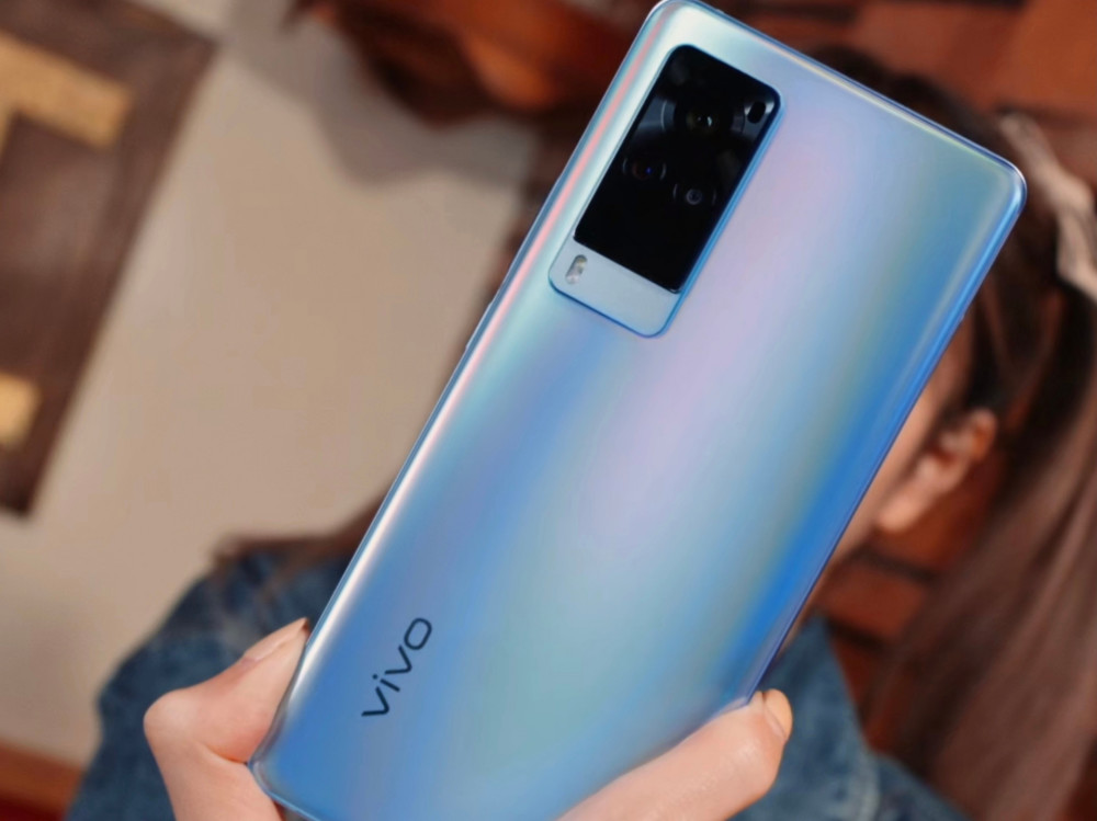 vivo x60系列真机现身:中置挖孔屏设计