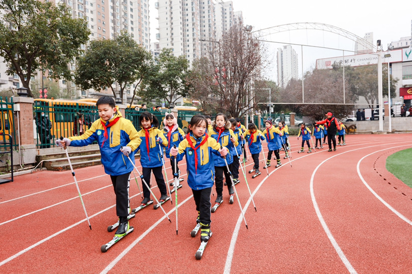 西安富力城黄河国际小学千人共跃冰雪运动进校园操