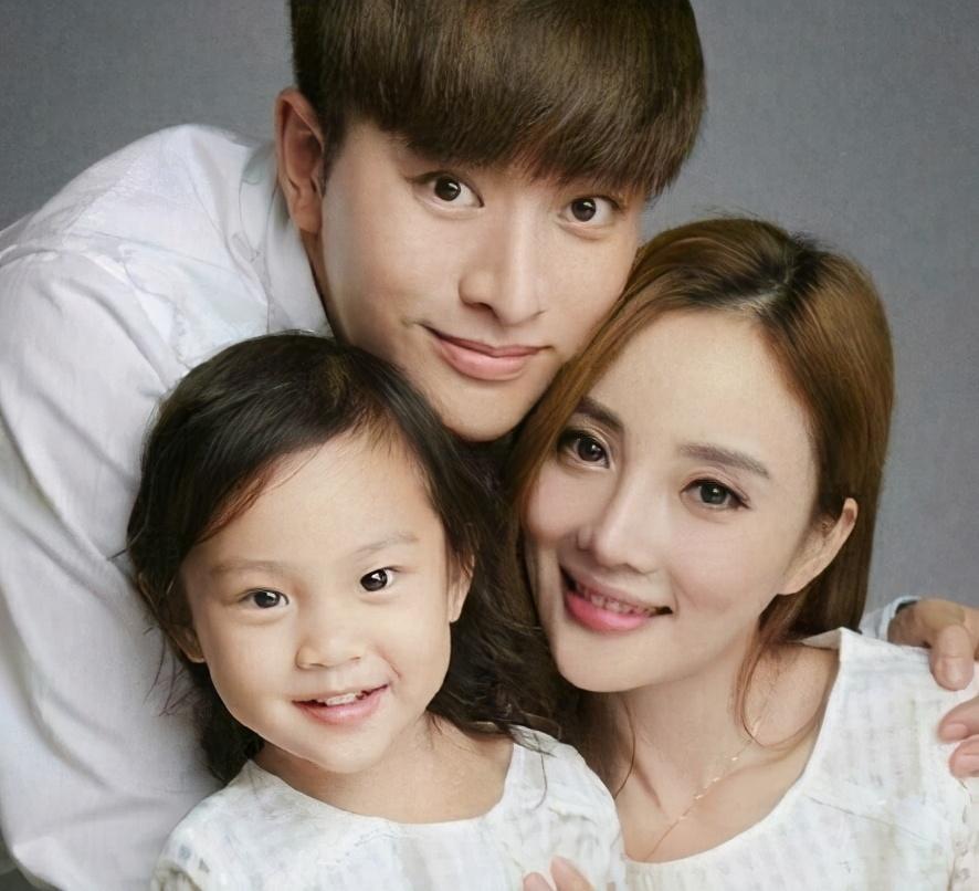 贾乃亮孟佳约会被催婚?李小璐独自捧花和甜馨庆祝