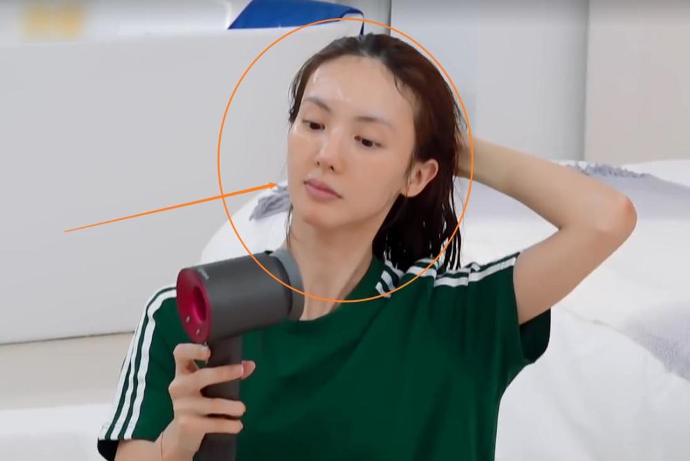 都说金晨是"神仙颜值,当她睡觉前素颜出镜,状态令人怀疑双眼