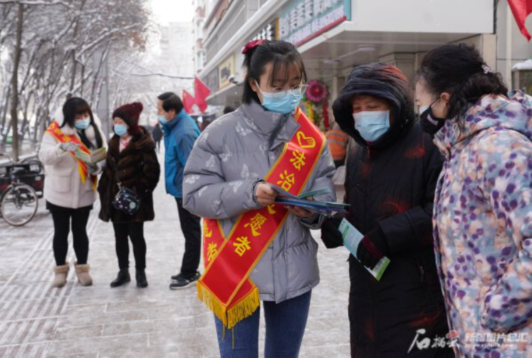 乌鲁木齐市天山区青年路片区五星路西社区工作人员苏君玲(右三)在红山