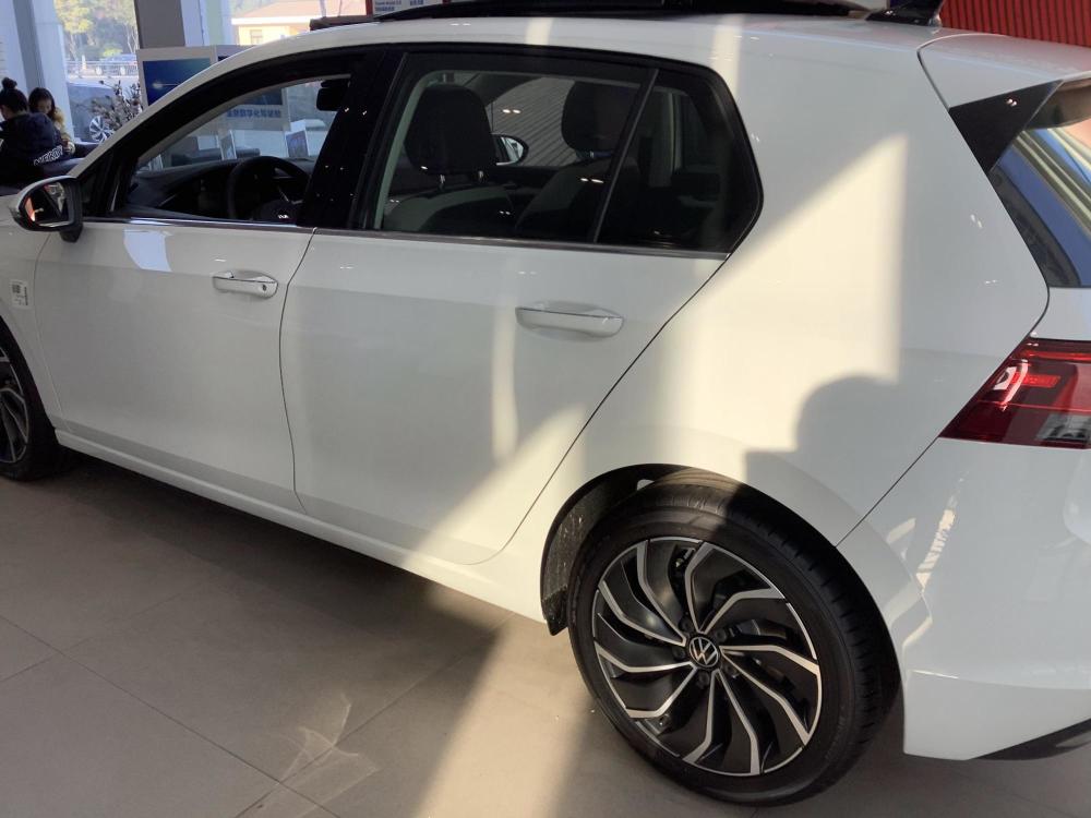 2021款大众高尔夫到店,珠光白很大气,油耗5.3l,丐版12
