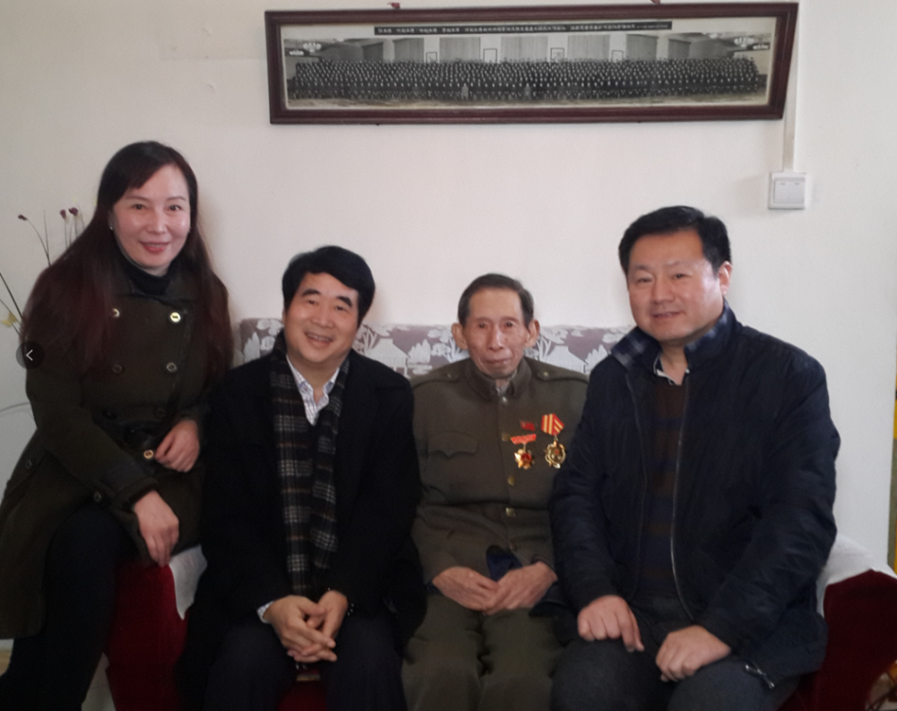 照片左一是王明健,左二是国家工业部部长蒋心雄,右三是741矿矿长