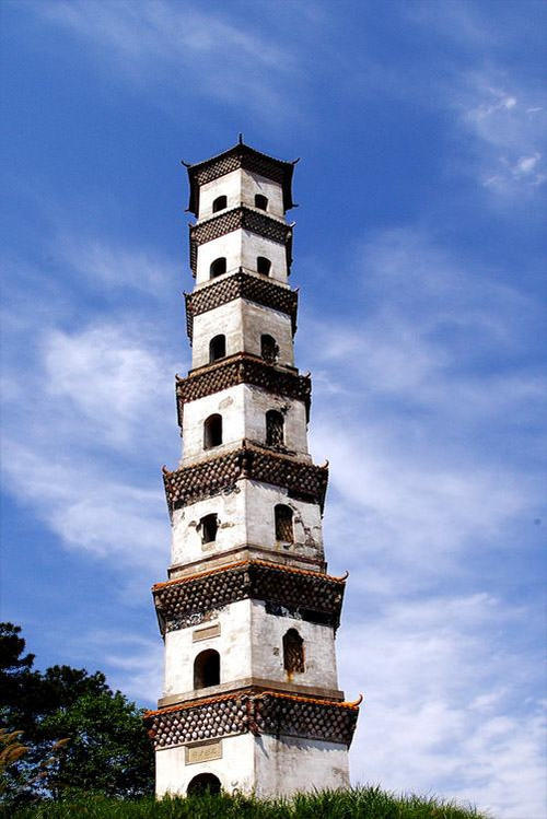 塔檐筑莲花图案浮雕,十分壮观,广西梧州炳蔚塔
