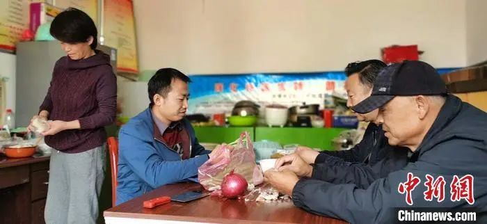 (资料图 魏建军/摄陈崇贵说,驻村干部走地头,串农户,对贫困家庭的