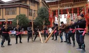 节日期间,各家或杀猪宰羊,或杀鸡杀鸭,请客访友,宴饮作乐.