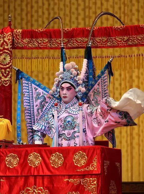 京剧"周瑜升帐"中周瑜扎靠掩蟒