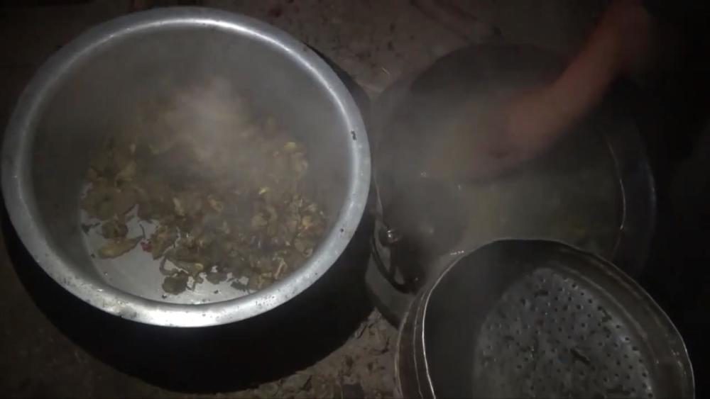 尼泊尔穷人家来客人了,主人临时筛玉米粉,鸡肉炖蘑菇配玉米糊