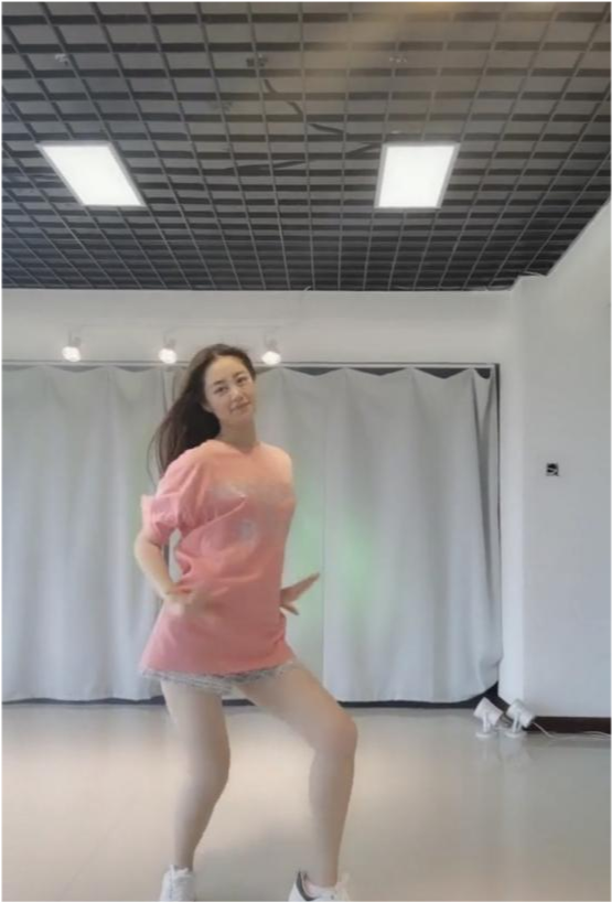 乡村爱情王小蒙真放得开黑丝袜秀电线腿短裙掩盖不了魔鬼身材