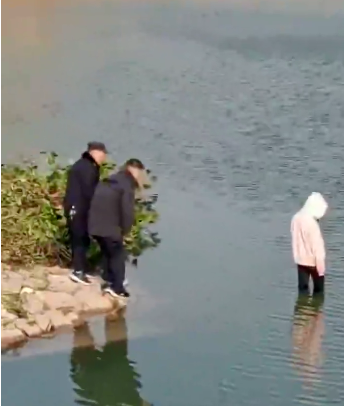 安徽17岁女生跳河自尽知情者跳河前一天她在附近徘徊了好久