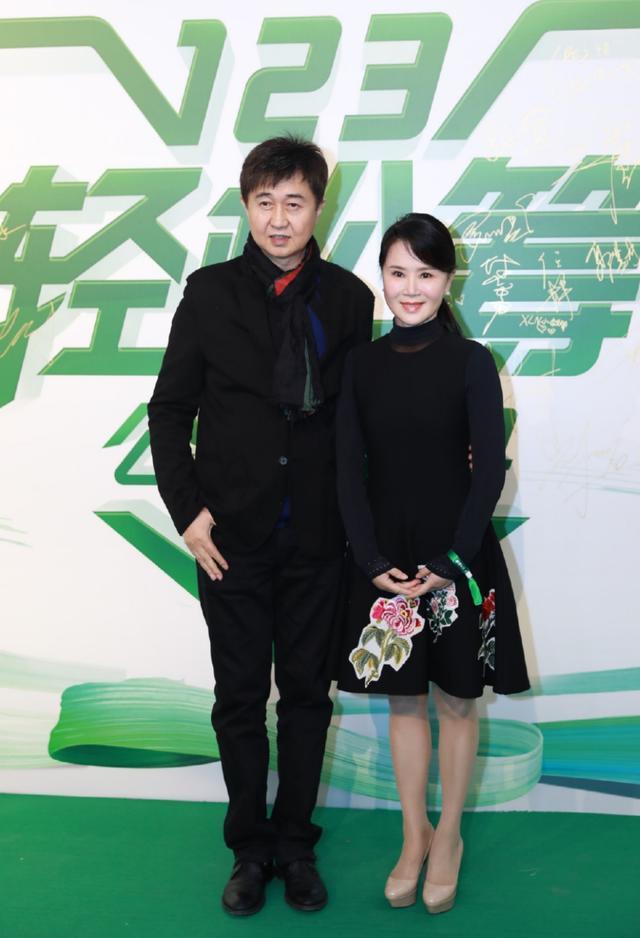 付笛生夫妇穿"情侣装!任静撞脸伊能静,穿小黑裙配高跟像贵妇