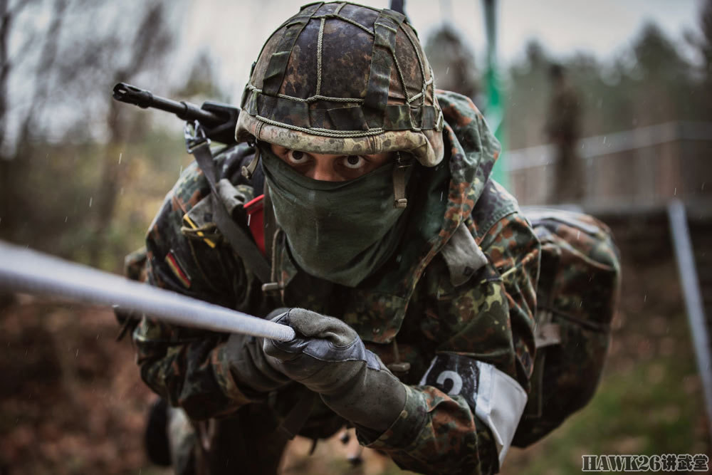 侦察兵的身份与众不同,接受的训练也相当全面,完全达到了某些国家特种