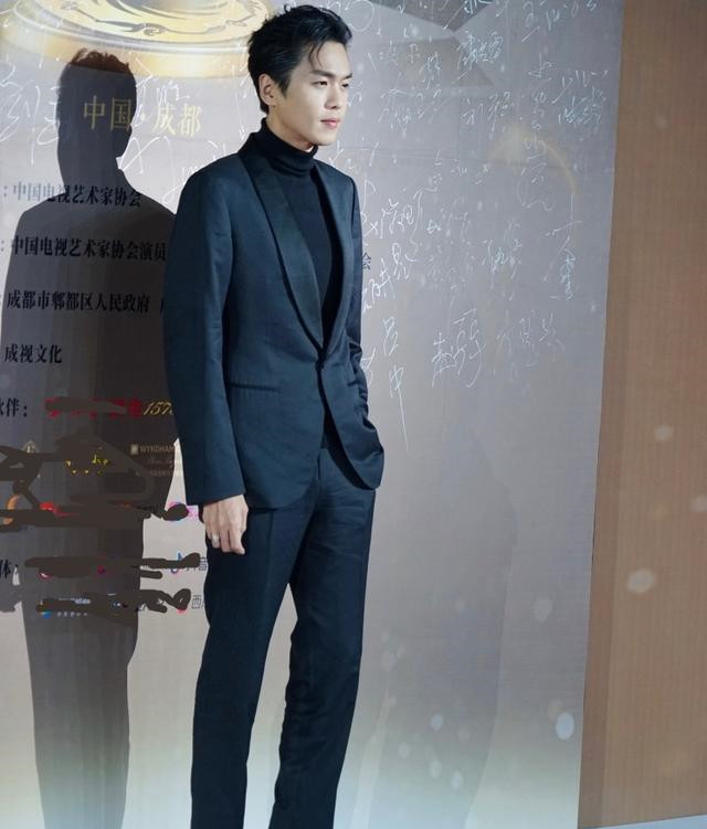 张若昀这是瘦了多少?出席活动都变"瓜子脸"了,大长腿好抢眼