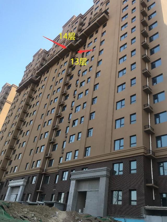 14层是连廊房,偏偏买在13层,难怪别人瞧不上,挡住光咋