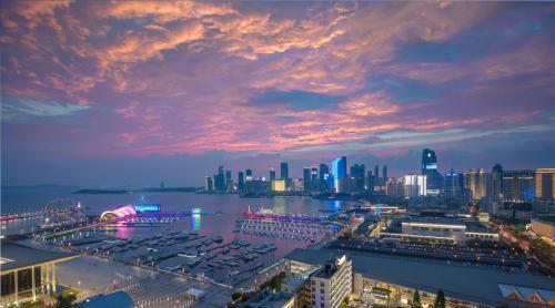 青岛经济总量超过大连_大连经济贸易学校图片