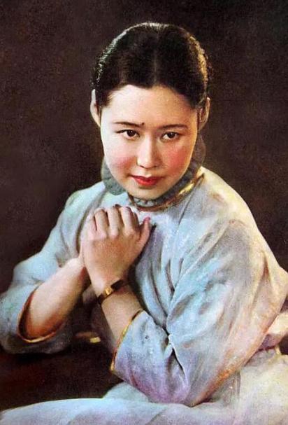 梦见死去的奶奶给她的外孙女戴金戒子，寓意与解析