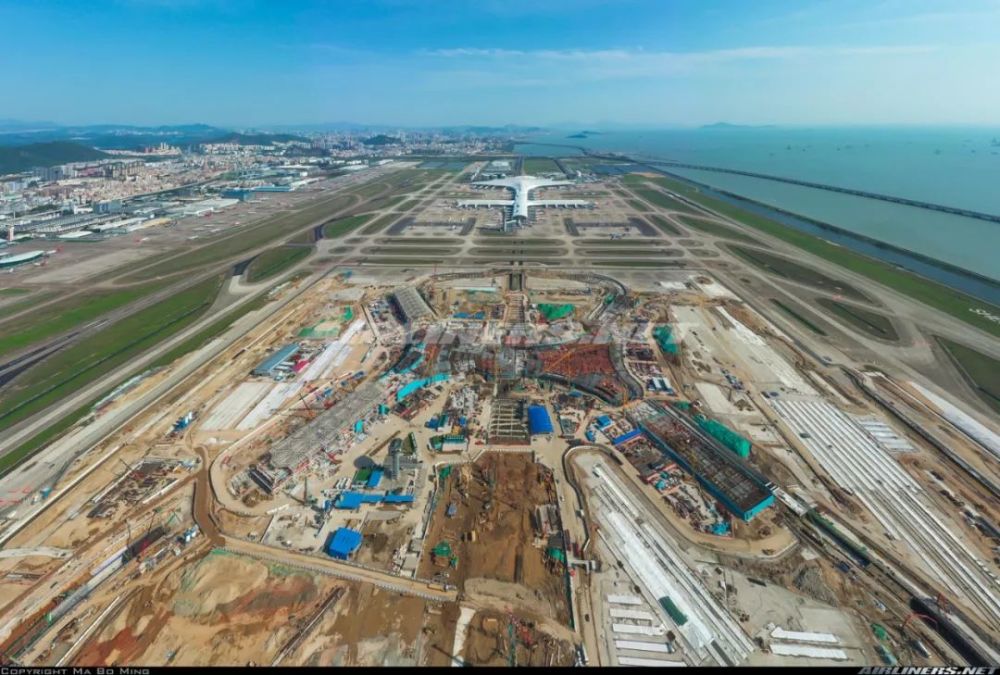 深圳宝安国际机场进行了扩建中的填海工程,兴建了新的第二跑道和候机