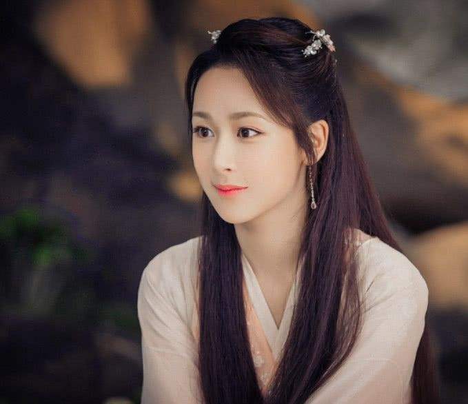 杨紫继《听见她说》后,再官宣央视新综艺,其唐装造型太惊艳了
