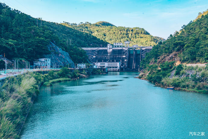 白盆珠水库在刚才骑车的河道上游,是水库的大坝.