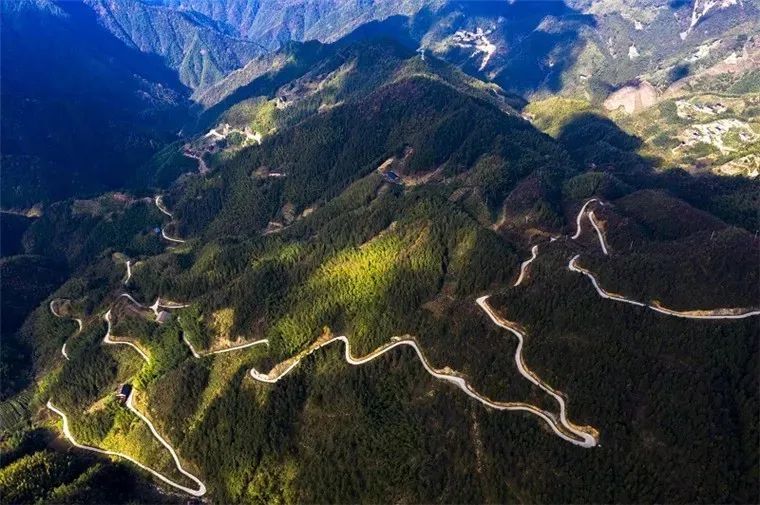 【黄山新闻】行徽州天路 探江南秘境——皖浙1号旅游风景道·徽州天路