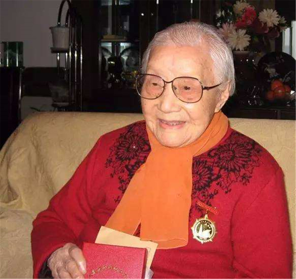 育有8个孩子,其中1个是宛希俨烈士的儿子,1个是贺昌烈士的儿子,6个