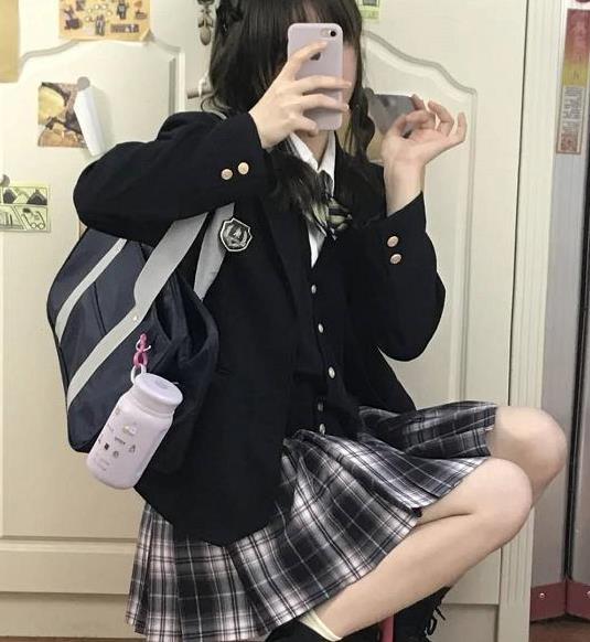 jk制服秋冬怎么穿搭_美女穿制服