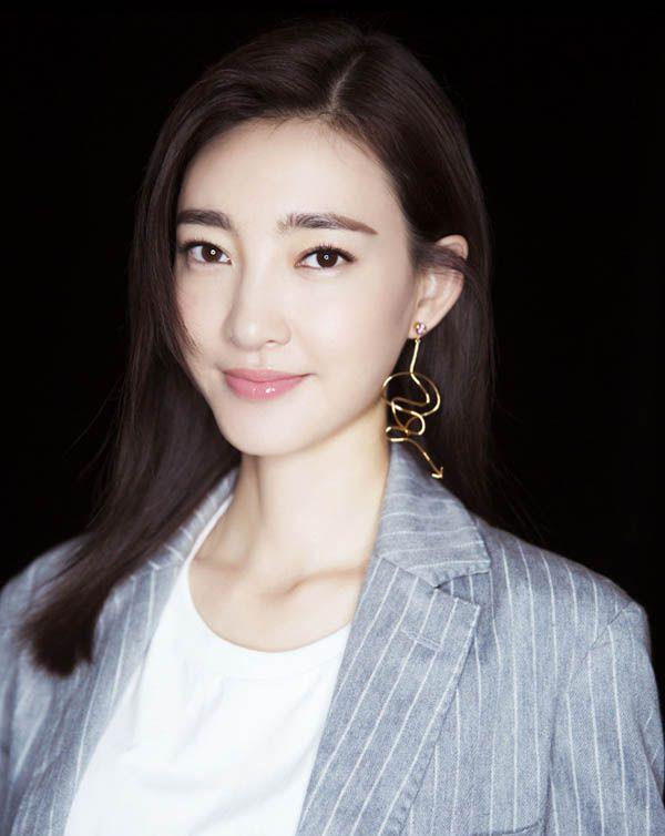 王丽坤高清图片,身穿短靴秀白腿