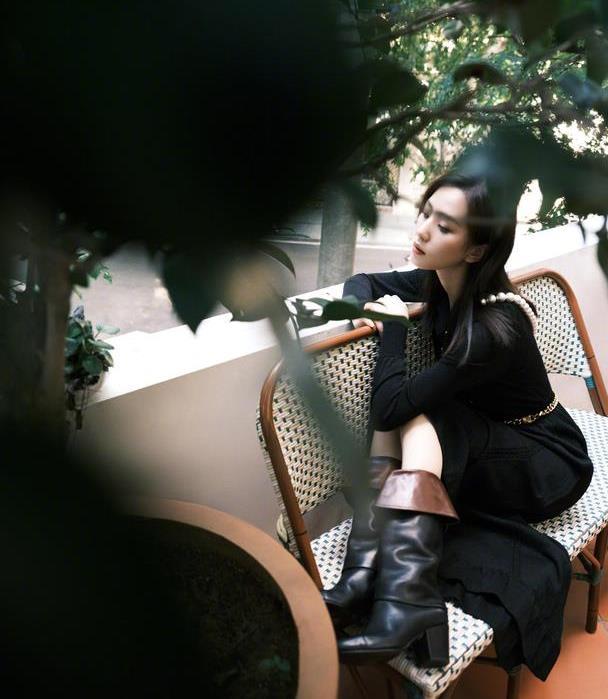 气质女神刘诗诗身穿黑色连衣裙配高筒靴时尚指数爆棚