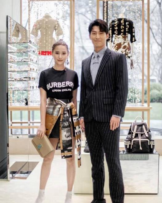 窦骁,何超莲感情真挺好,为秀恩爱玩"反手抱",穿情侣衫太恩爱_腾讯新闻
