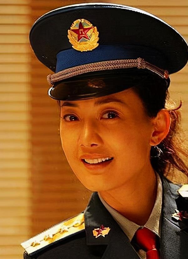 当过兵的女明星:牛莉进入军艺,樱桃造型惹眼
