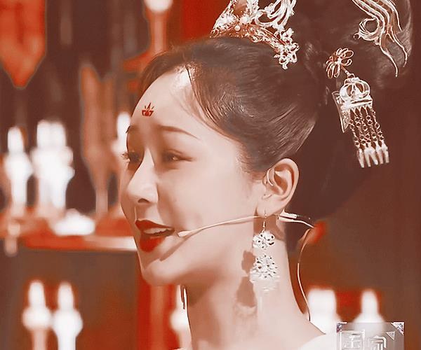 杨紫也太有戏了,唐装造型美艳大方,眼神台词都很有感染力