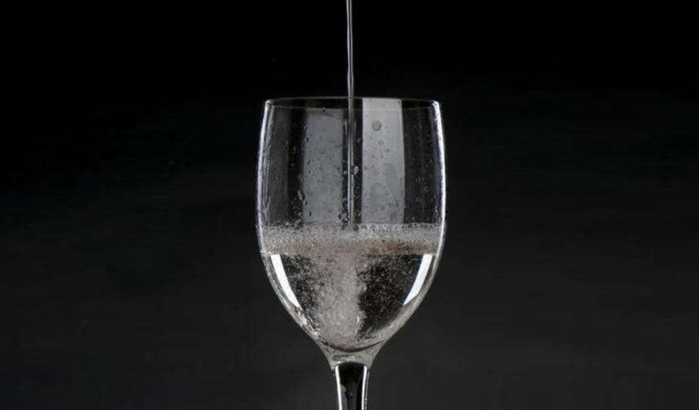 白酒挂杯:勾兑酒本来就有,为什么还添加塑化剂,背后真