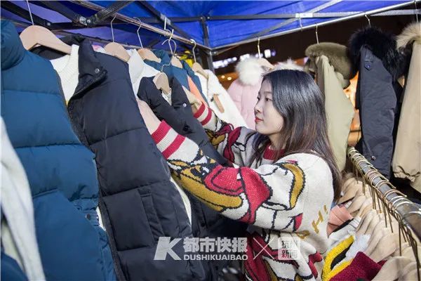在杭州摆夜摊月入2万买房买车?探访一夜走红的90后女孩"乔司一枝花"